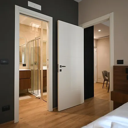 Me Too Exclusive - Interno Uno בארי